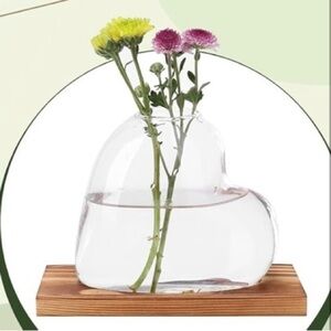 Desktop glass heart shaped water vase